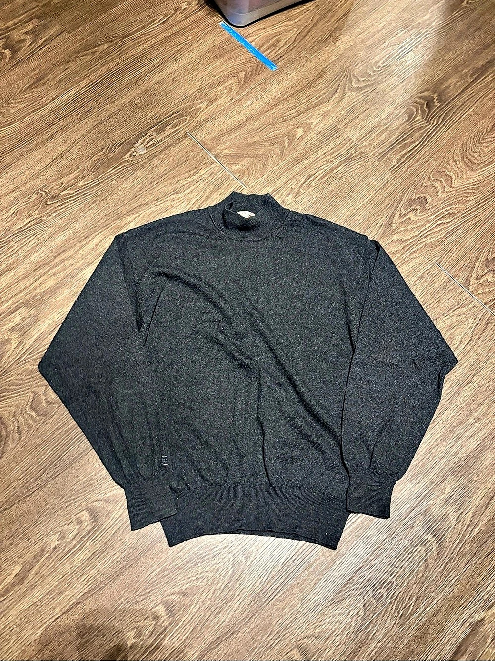 Modango Turtleneck Sweater in Black Size Medium